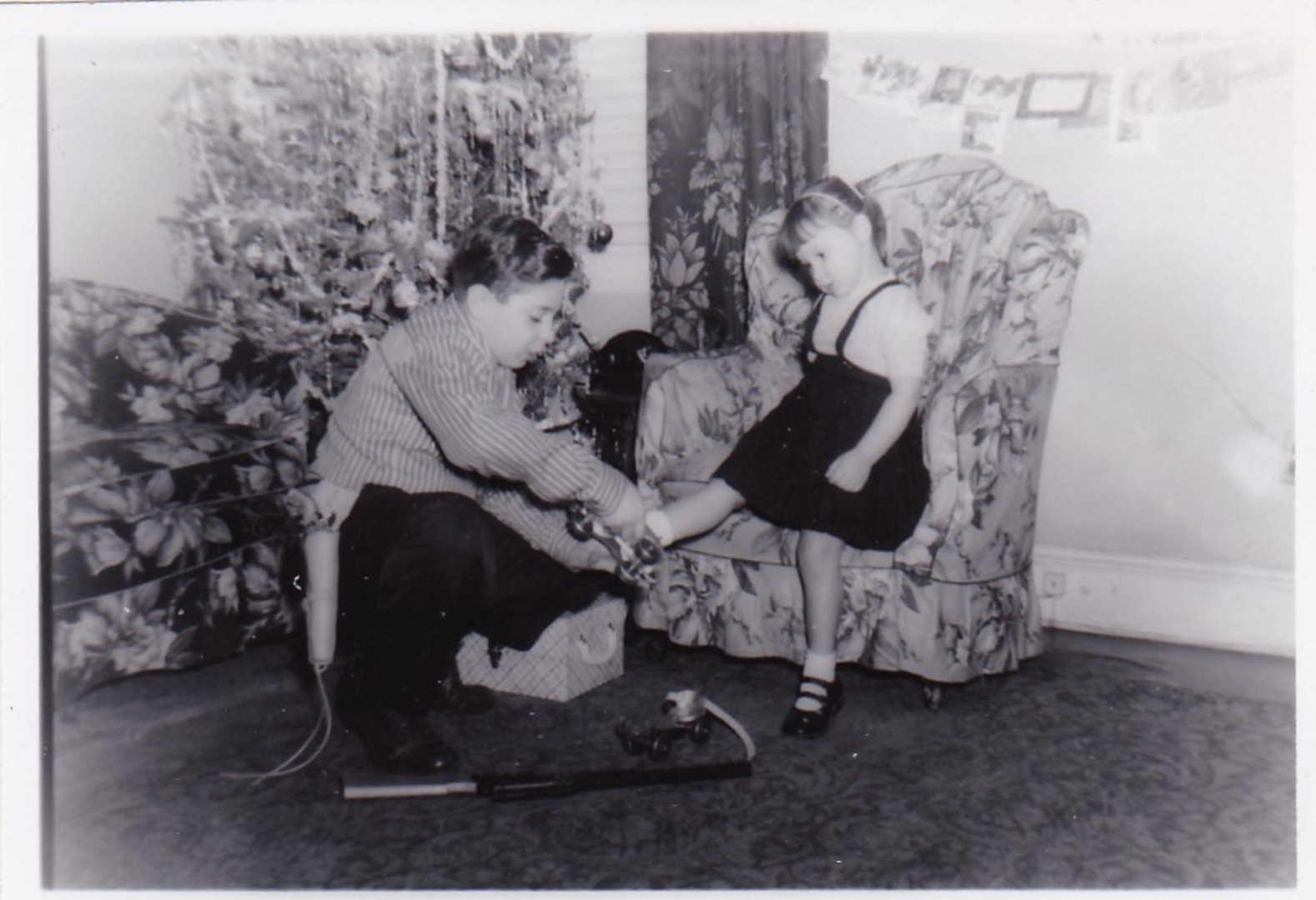Pete tying Jan shoes-Christmas 1957.jpg